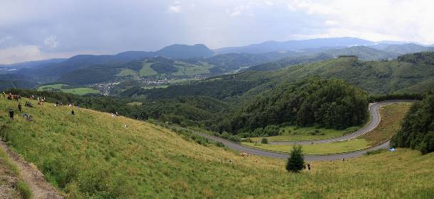Panoramatick pohad na vrch Radzim, Dobin a zkrutu Podkova; nad ou aleko vzadu najvy vrch Stolickch vrchov: Stolica